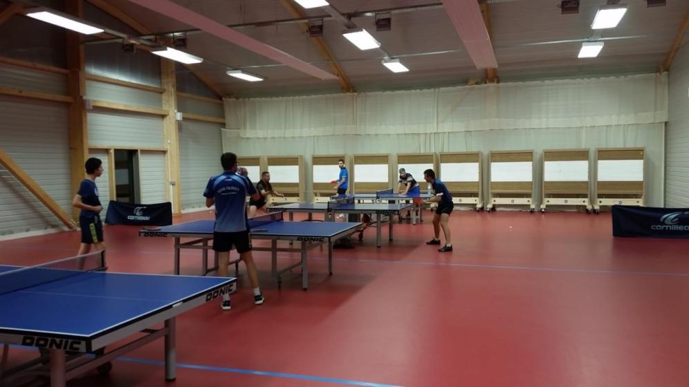 Salle-de-tennis-de-table-avec-pratiquants-adultes