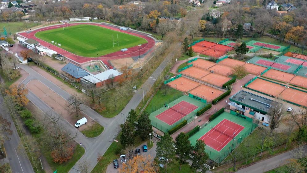 Stade-Club-House-parking-terrain-honneur©camara-sympaclub