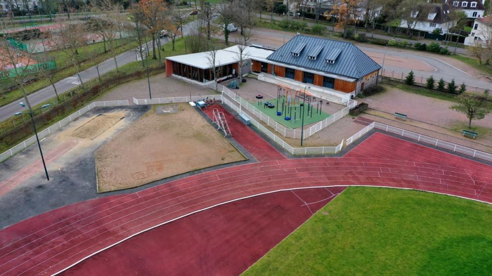 Stade-Salle-musculation-et-station-renforcement-musculaire-©camara-sympaclub