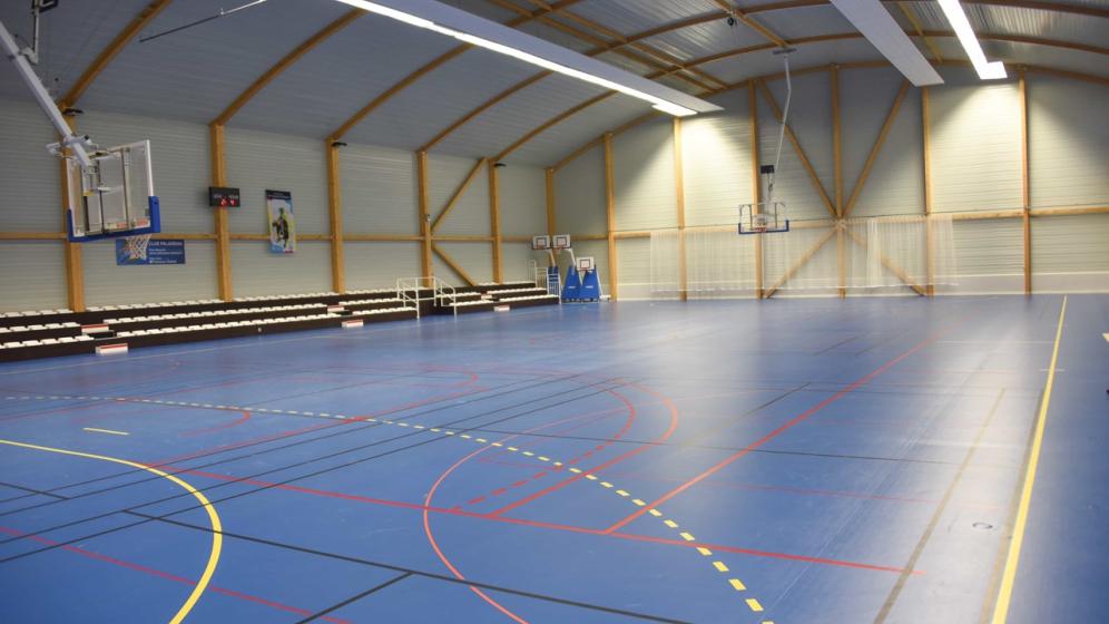 Terrain-de-basket-avec-paniers-basket-descendus