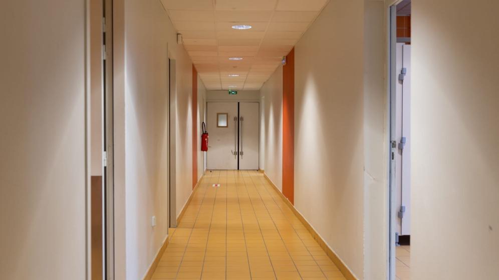VN_GYMNASE-BOTTIERE-CHENAIE_couloir-vestiaires-sanitaires