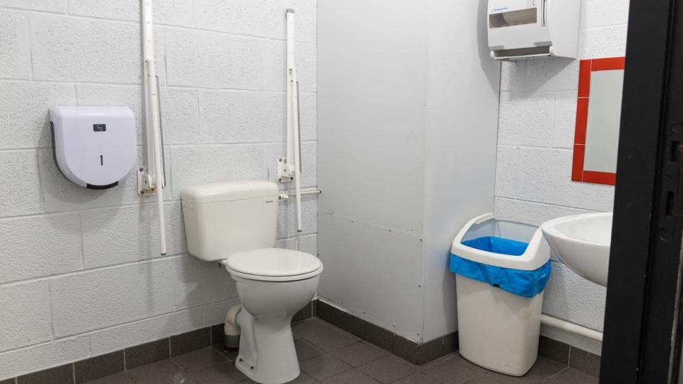 VN_GYMNASE-GIGANT_Toilettes-etage-PMR