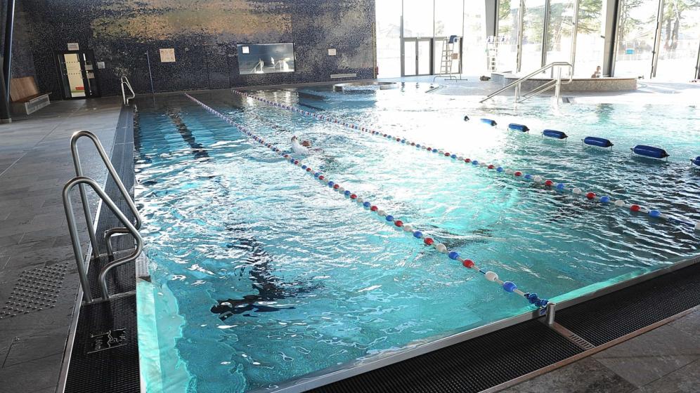 Vue_interieure_Couloirs_bassin_Stade_Nautique_Pau