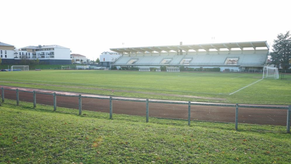 12-Terrain-en-gazon-multisport-couvert