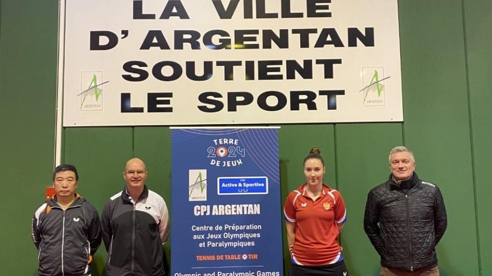 Une-partie-du-staff-technique-entourant-Guseva-lors-de-son-stage