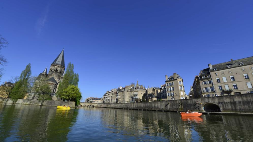 5ad9e667b3d9c_plan_d_eau_temple_bateau__77_
