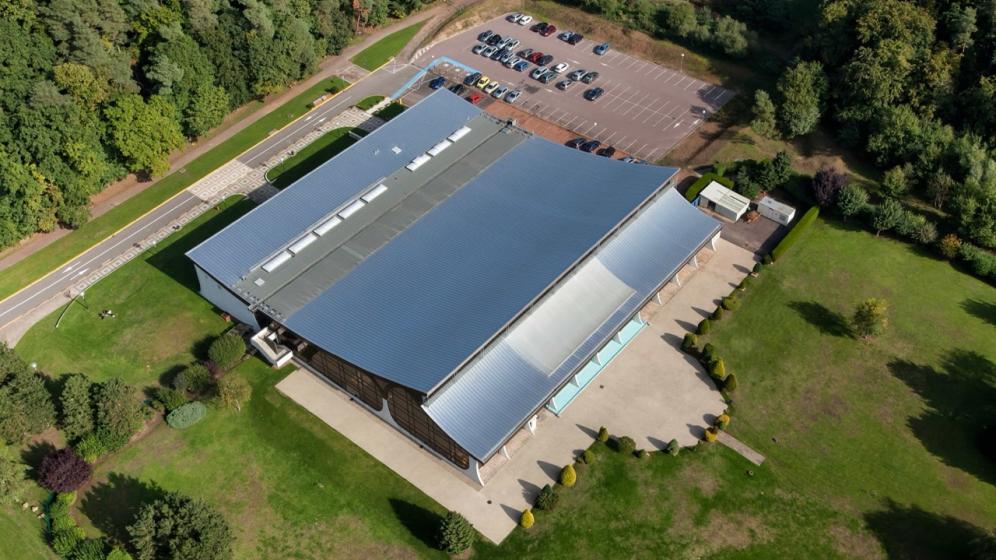 VUE-PISCINE-ET-PARKING-ET-PARC