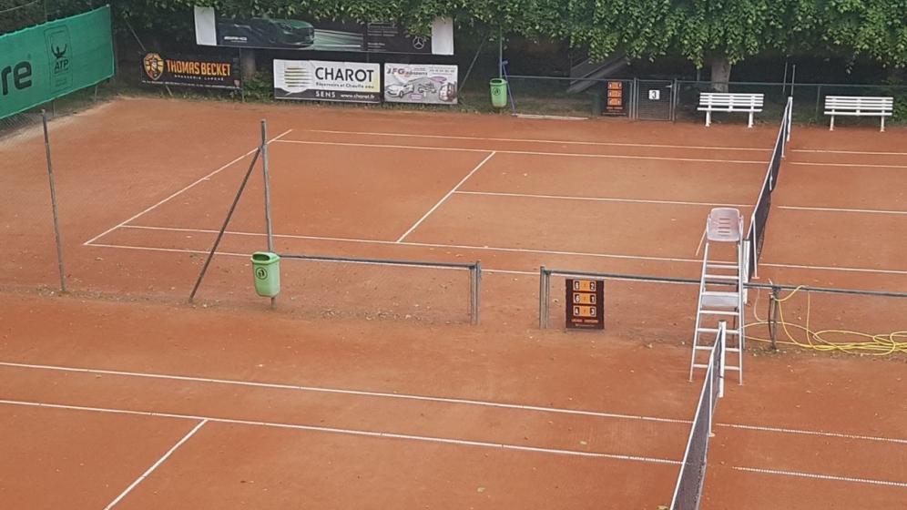 Courts-exterieurs-en-terre-battue-1