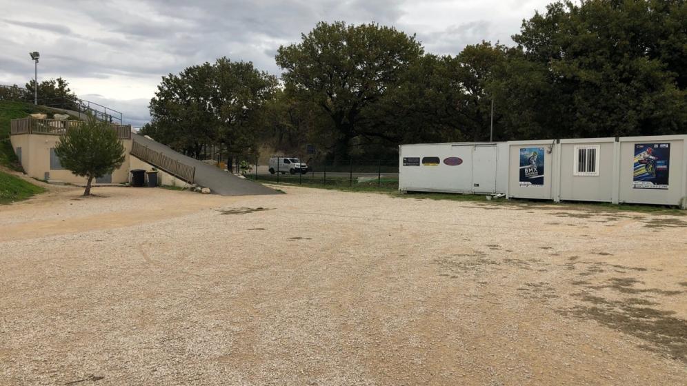 Parking-et-salle-de-reunion