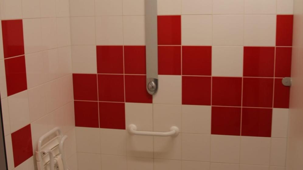 Salle_d_Armes_des_Sauniers_douche_PMR