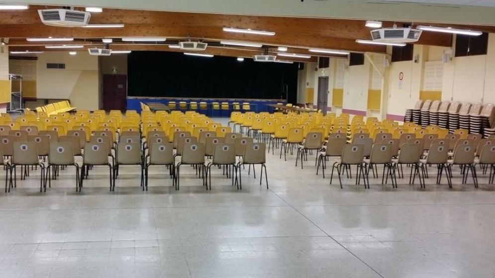 salle-des-fetes-bas-avec-chaises