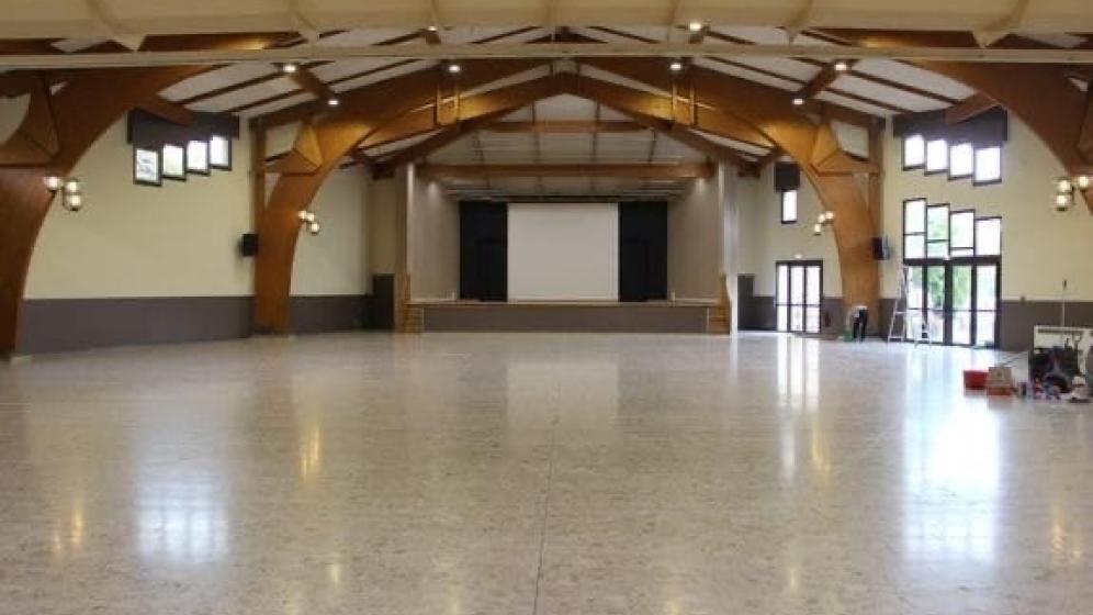 salle-des-fetes-vide