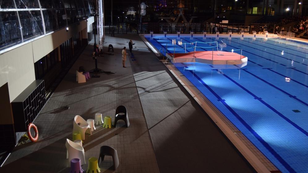 Vue-des-aires-de-jeu-eclairees-de-nuit