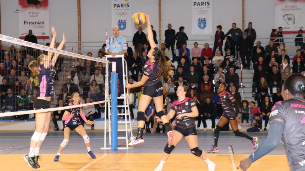 Vue-des-aires-de-jeu-en-utilisation-sportive-Match-volley-coupe-de-france