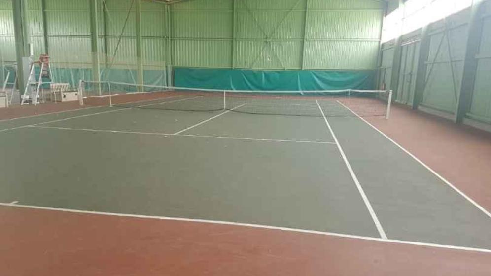 Vue-des-aires-de-jeu-vide-Courts-couverts-en-resine