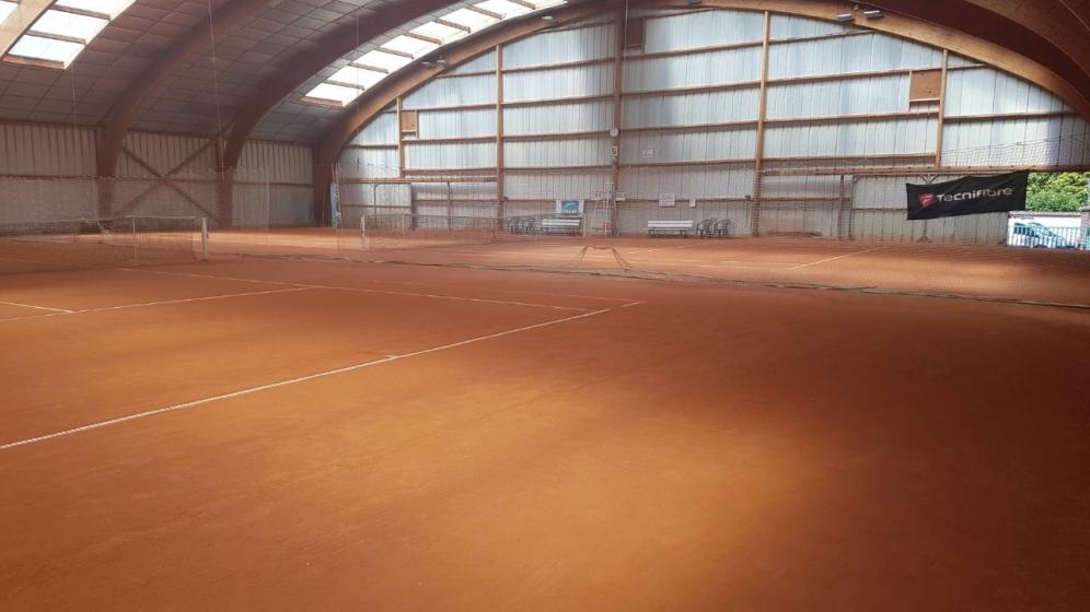 Vue-des-aires-de-jeu-vide-Courts-couverts-en-terre-battue