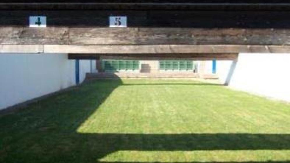 Vue-des-aires-de-jeu-vide-Pas-de-Tir-25M