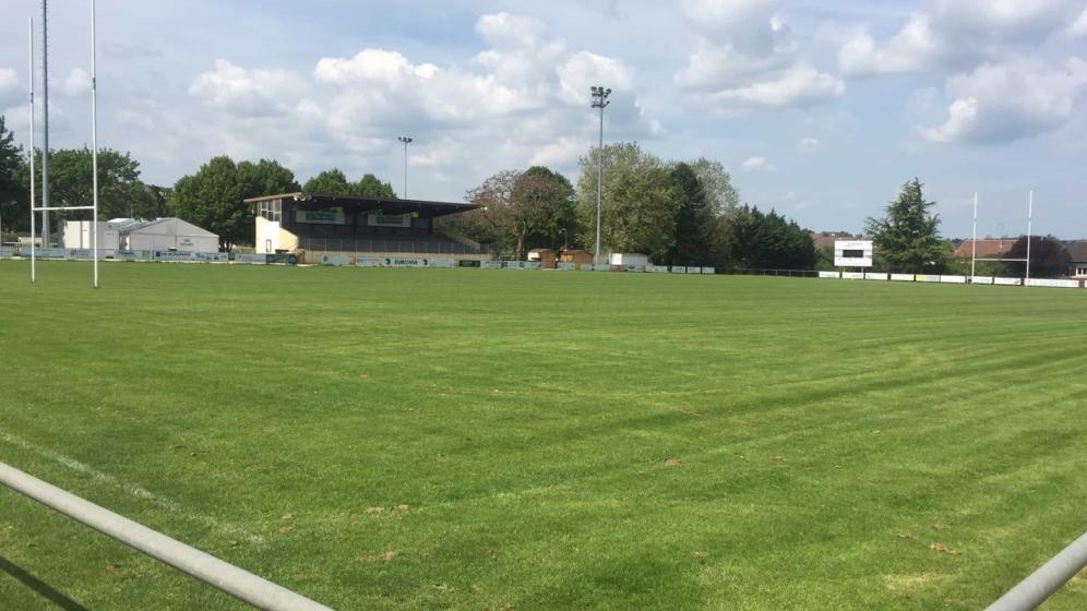 Vue-des-aires-de-jeu-videTerrain-dhonneur-Photos-2