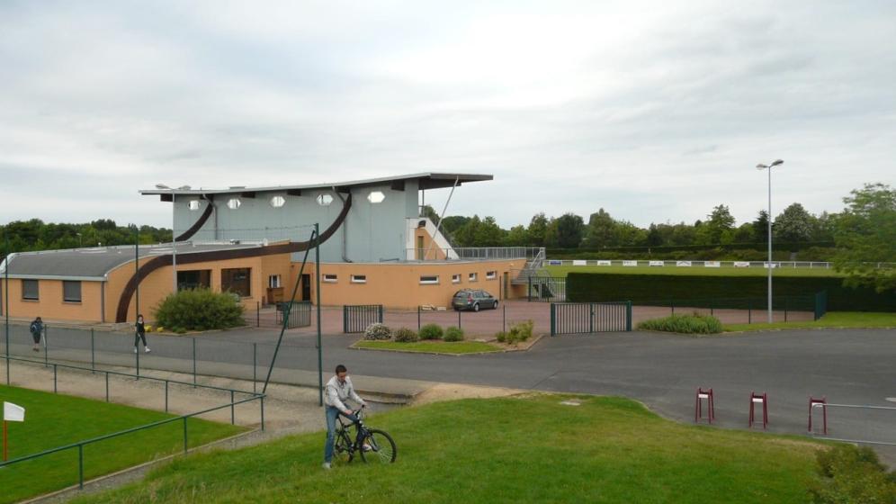 03_Vue-exterieure-vestiaires_Salle-de-convivialite_Coulaines-Copie