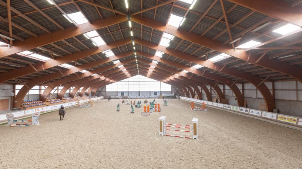 10-Macon_Centre-Equestre-de-Macon-Chaintre_manege-olympique-vue-du-restaurant