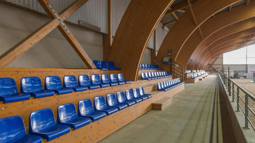 11-Macon_Centre-Equestre-de-Macon-Chaintre_manege-olympique-tribune