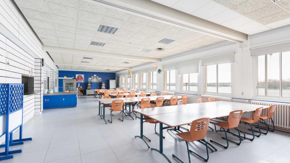 12-Macon_Centre-Omnisport-de-Macon_cafeteria