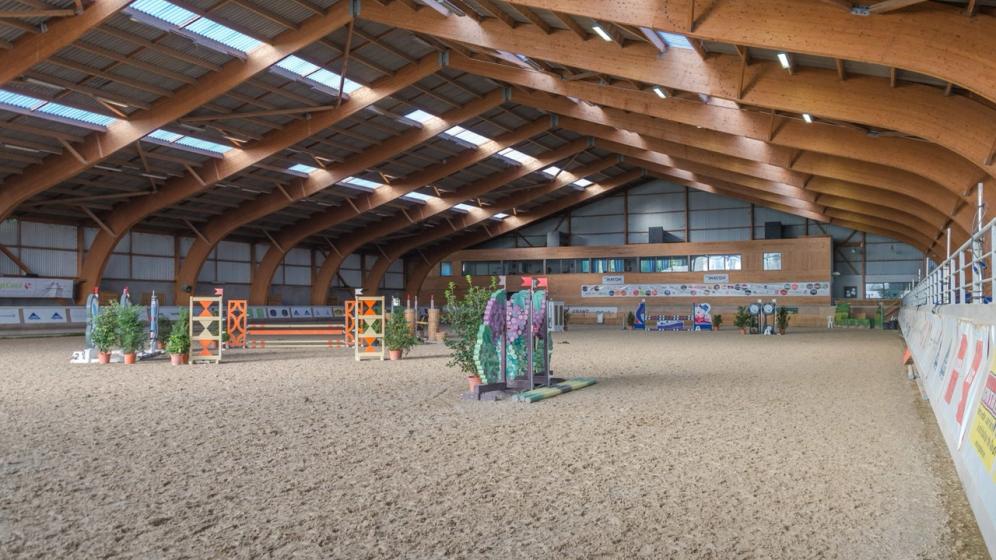 8-Macon_Centre-Equestre-de-Macon-Chaintre_manege-olympique-vue-sur-restaurant