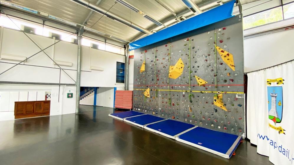 12-salle-polyvalente-mur-escalade