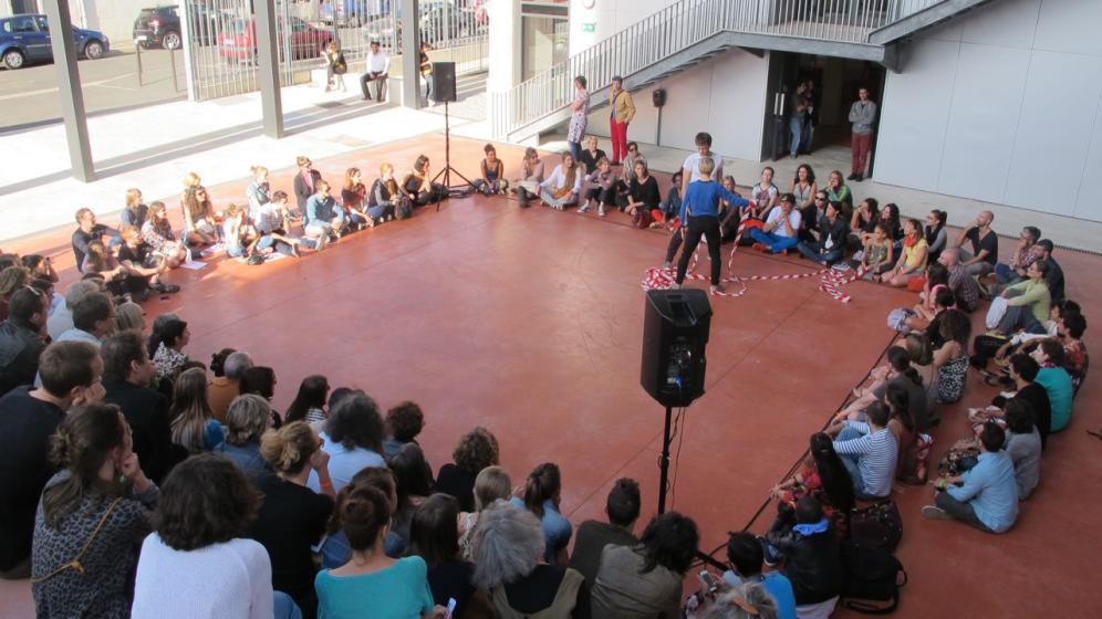 6-Parvis-avec-public-