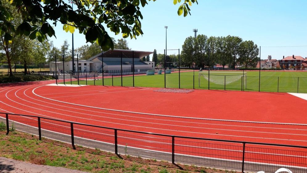 Piste-athletisme-et-terrain-de-football-hybride