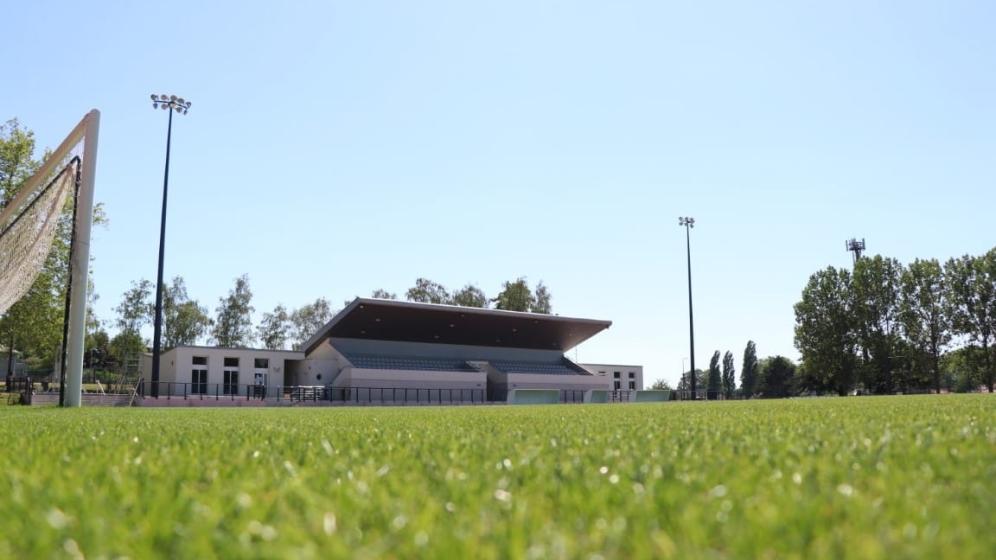 Terrain-de-football-hybride-et-tribunes