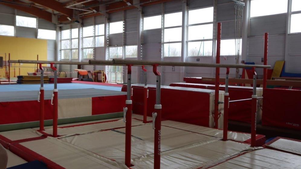 salle-de-gym-barres-paralleles