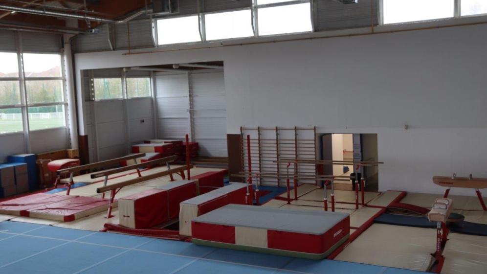 salle-de-gym-poutres-barres-paralleles-arcons