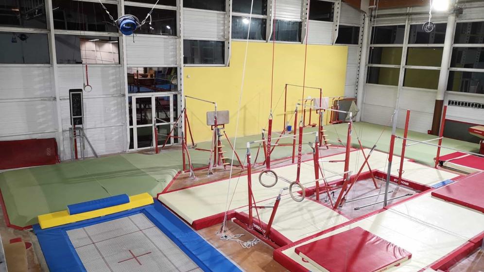 salle-de-gym-trampoline-et-barres