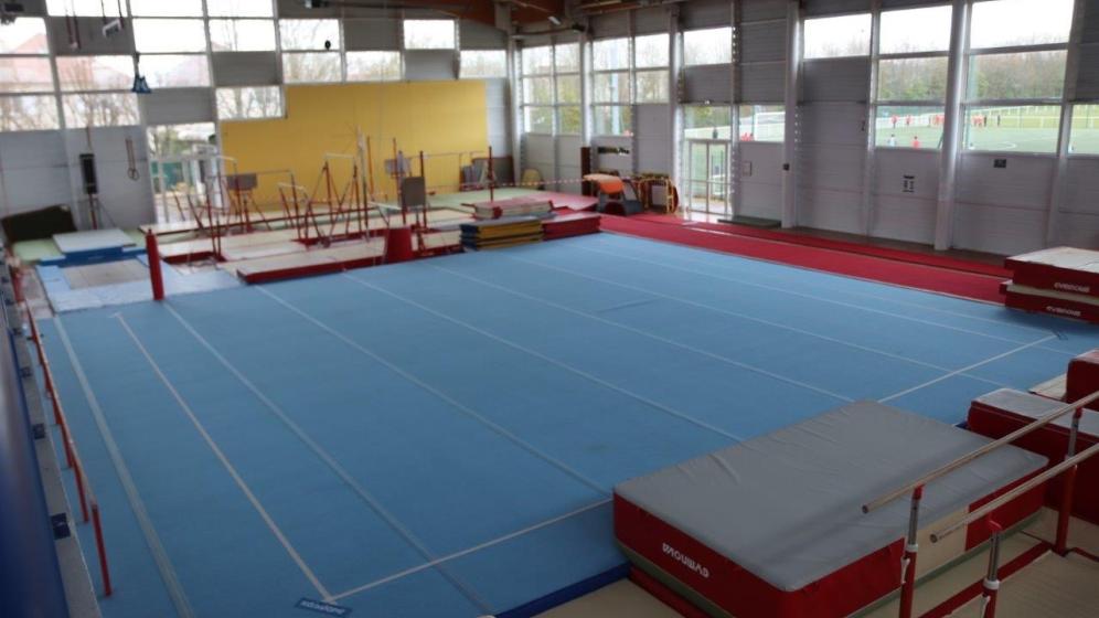 salle-de-gym-vue-aerienne-barres-et-sol