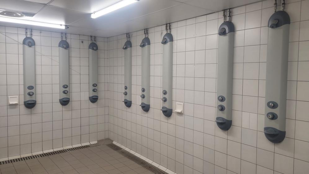 Photo-douches-vestiaire-tribune-Lienard