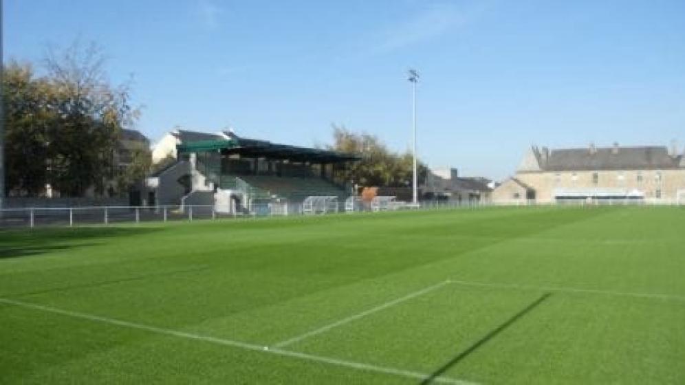 Stade-municipal-vitre-vue-terrain