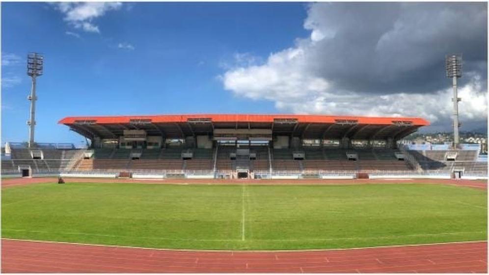Stade-P.-Aliker-Vue-pelouse-et-Gradins-Officiels