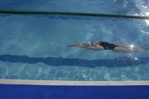 Athlète femme nageant dans une piscine