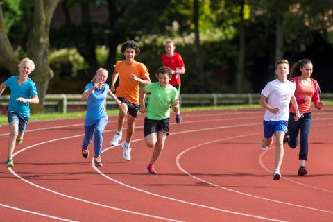 image d'une course d'adolescents autour d'un stade