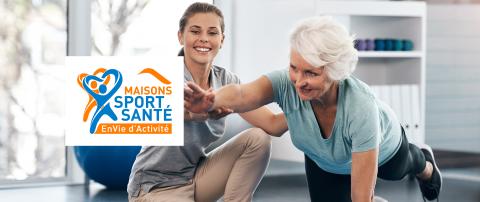 Image d'une femme âgée avec un coach sportif avec le logo maisons sport-santé