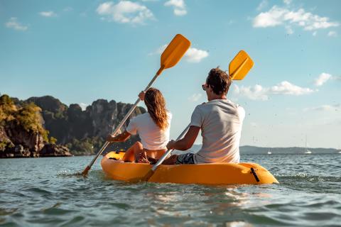 Une femme et un homme ramant en canoë en pleine mer