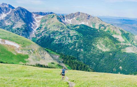 Un homme faisant de la randonnée en montagne en été