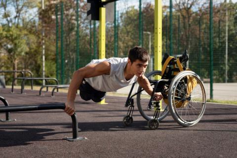 Homme handicapé faisant des pompes