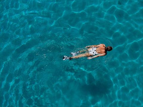 Image avec une femme en train de nager dans la mer