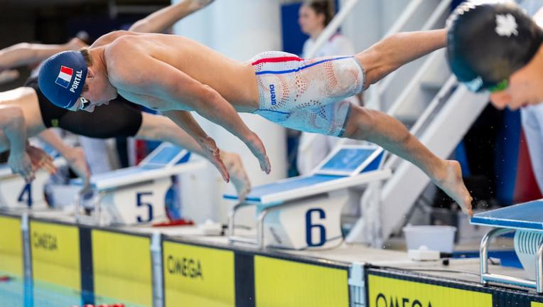 Coupe du monde de para natation avec des athlètes hommes en train de plonger dans une piscine