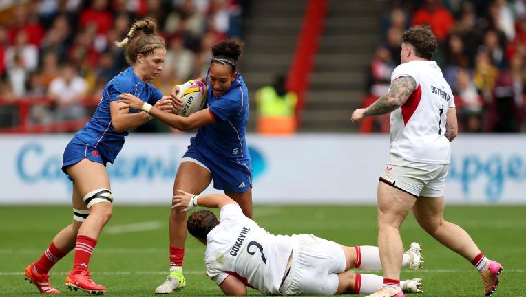 Match de la coupe du monde de rugby avec les joueuses des équipes de France et d'Angleterre