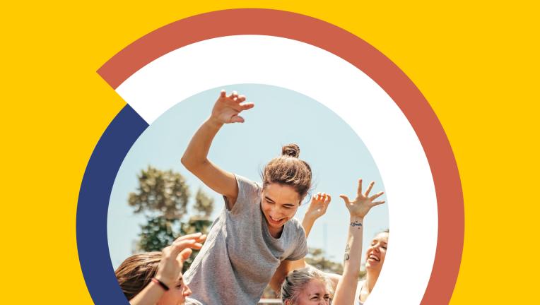 Visuel avec des adolescentes en train de célébrer le sport dans un cercle bleu, blanc, rouge pour le lancement de la SOP 2026