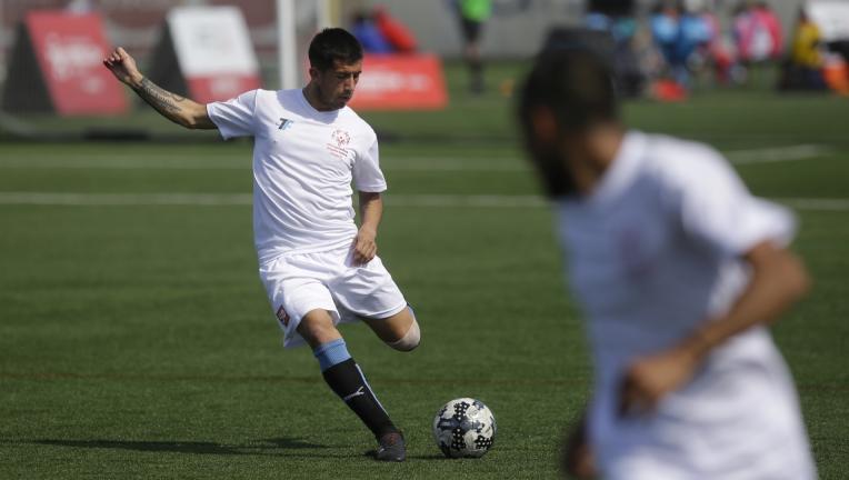 Image avec des joueurs de football vêtus de maillots blancs dans le cadre de l'annonce de la Coupe du Monde de Football Unifié Special Olympics Paris 2026