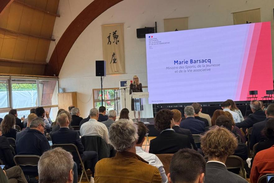 Photo de Marie Barsacq en conférence à la Journée des équipements sportifs